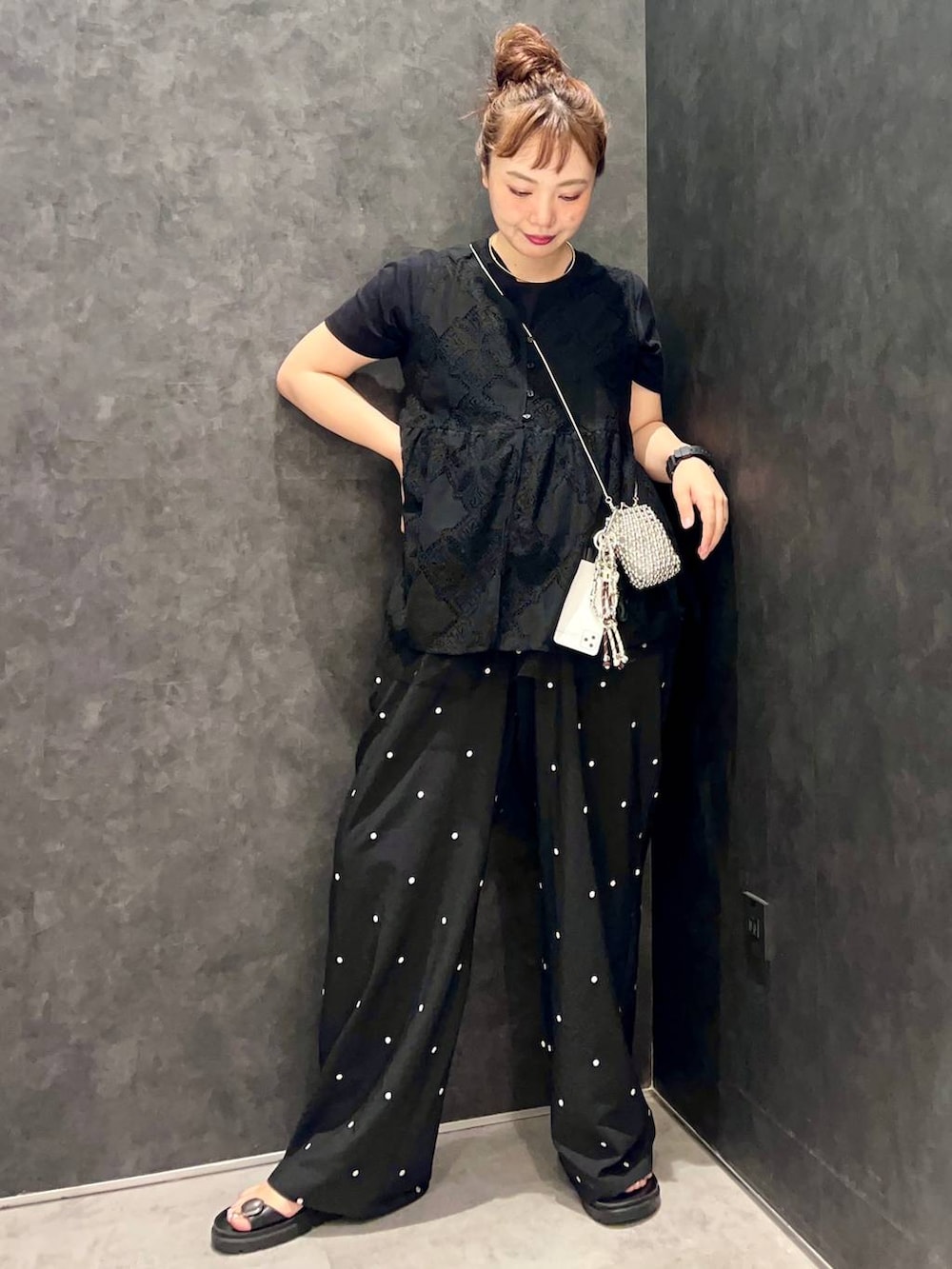 ブラック系のサンダル、ブラック系のTシャツ/カットソー、ブラック系のその他パンツを着用したレディースの夏コーディネートの2枚目の写真