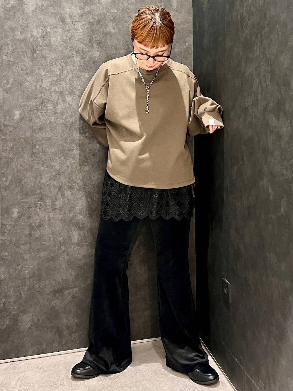 ブラック系のローファー、ブラウン系のTシャツ/カットソー、ブラック系のカーディガン/ボレロを着用したレディースの秋コーディネートの5枚目の写真