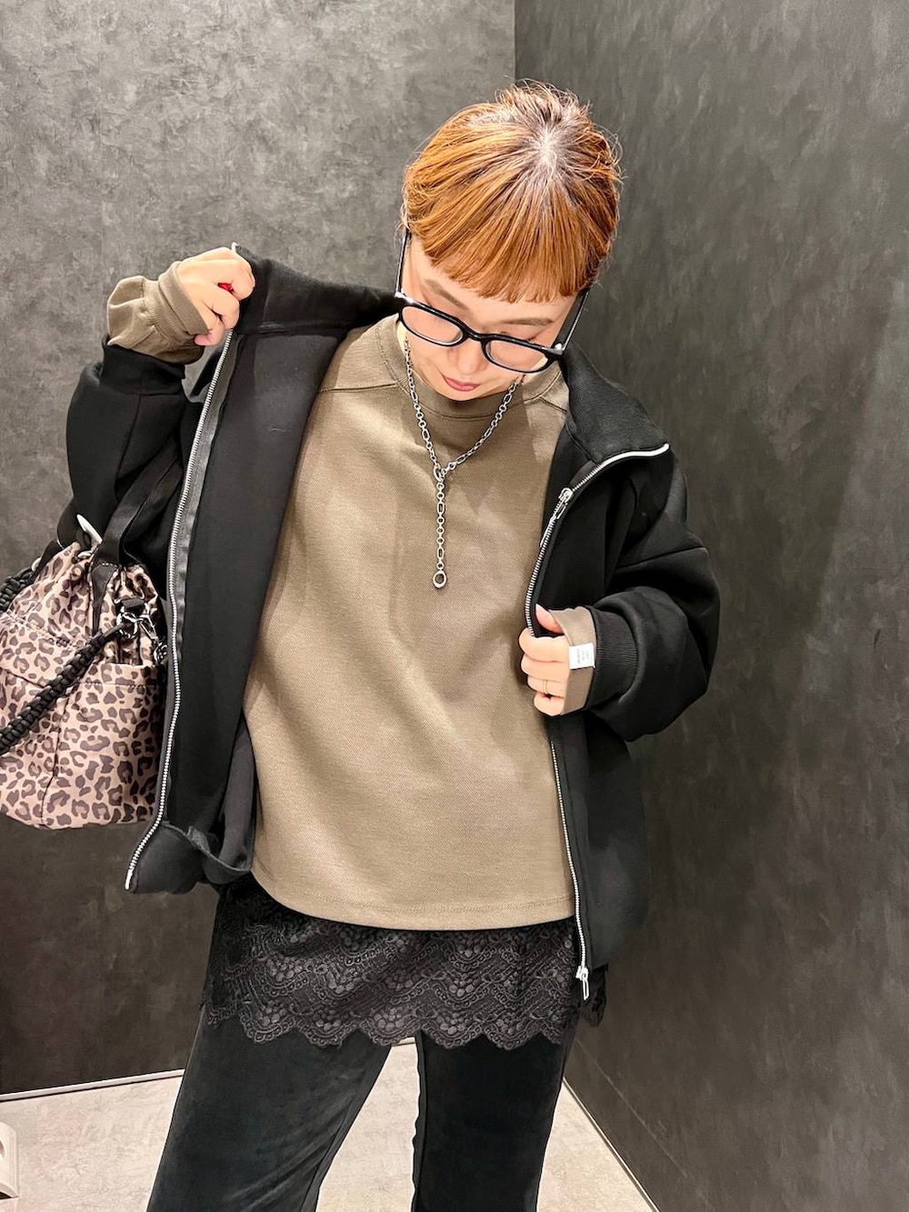 ブラック系のローファー、ブラウン系のTシャツ/カットソー、ブラック系のカーディガン/ボレロを着用したレディースの秋コーディネートの6枚目の写真