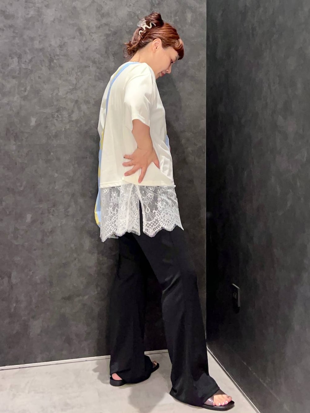 ブルー系のトートバッグ、その他のサンダル、ブラック系のその他パンツを着用したレディースの夏コーディネートの2枚目の写真