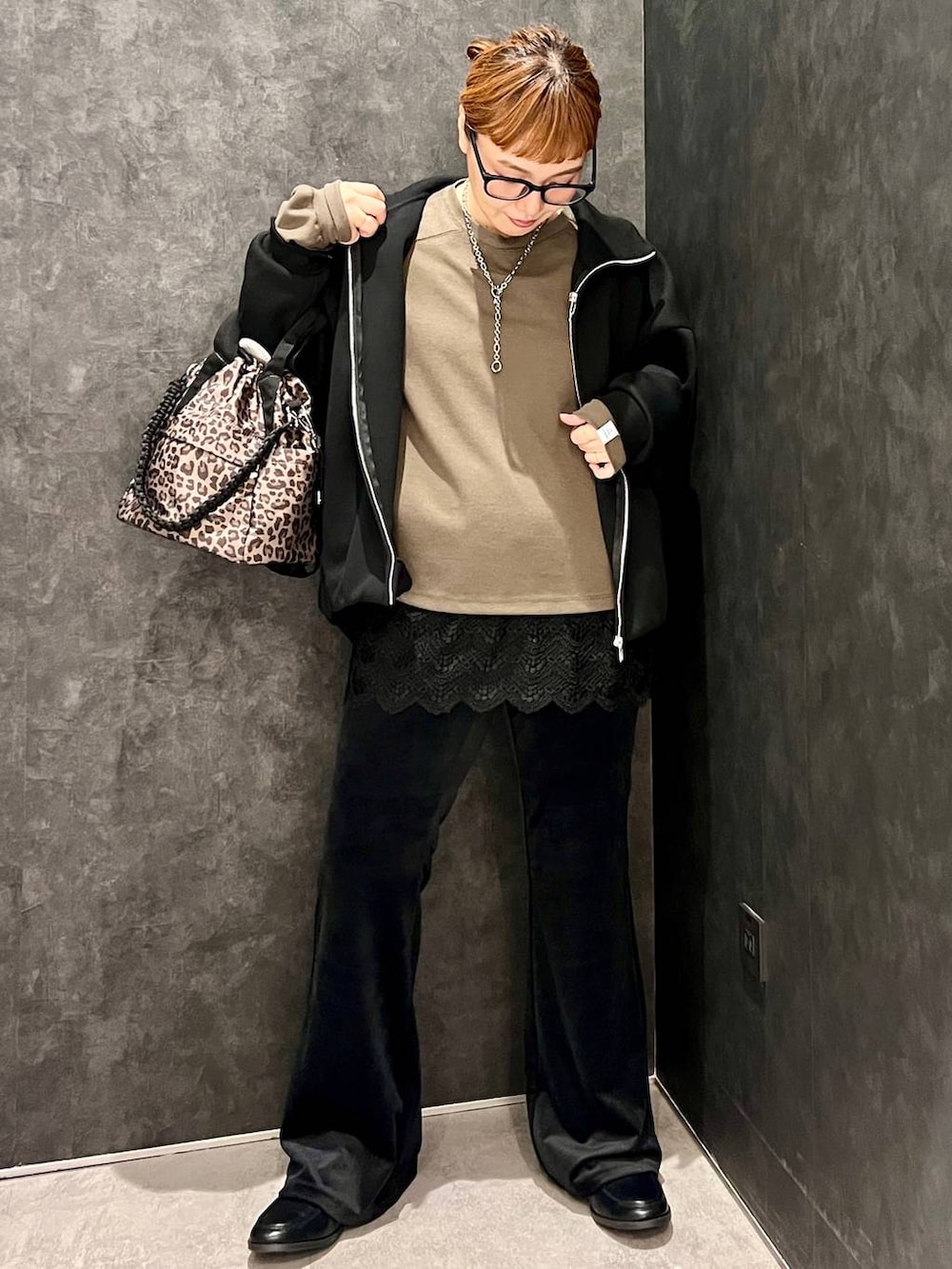 ブラック系のローファー、ブラウン系のTシャツ/カットソー、ブラック系のカーディガン/ボレロを着用したレディースの秋コーディネートの2枚目の写真