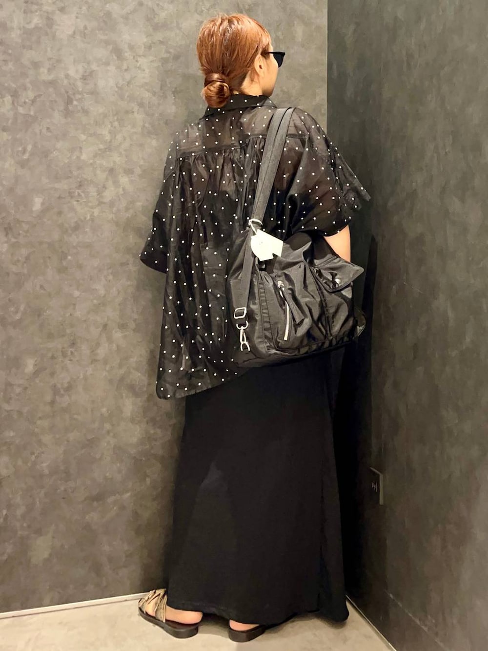 ブラック系のシャツ/ブラウス、ブラック系のスカート、ブラック系のショルダーバッグを着用したレディースの夏コーディネートの3枚目の写真