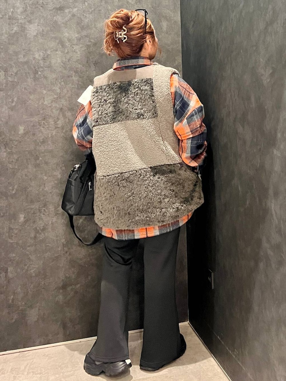 ブラック系のスニーカー、ブラック系のその他パンツ、ブラック系のショルダーバッグを着用したレディースの秋コーディネートの4枚目の写真