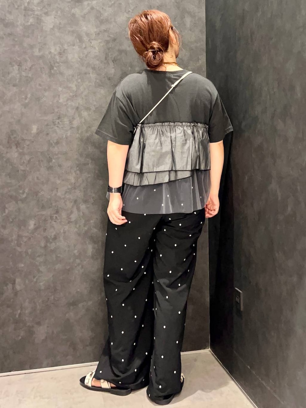 ブラック系のその他パンツ、グレー系のTシャツ/カットソー、ホワイト系のサンダルを着用したレディースの夏コーディネートの3枚目の写真