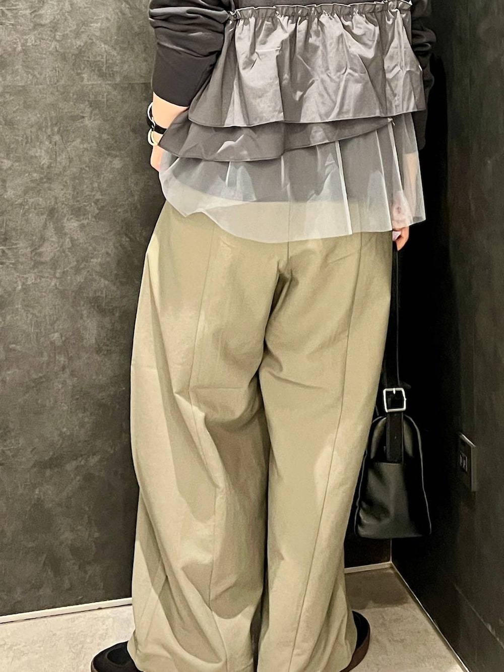 ブラック系のスニーカー、グレー系のTシャツ/カットソー、グリーン系のその他パンツを着用したレディースの秋コーディネートの4枚目の写真