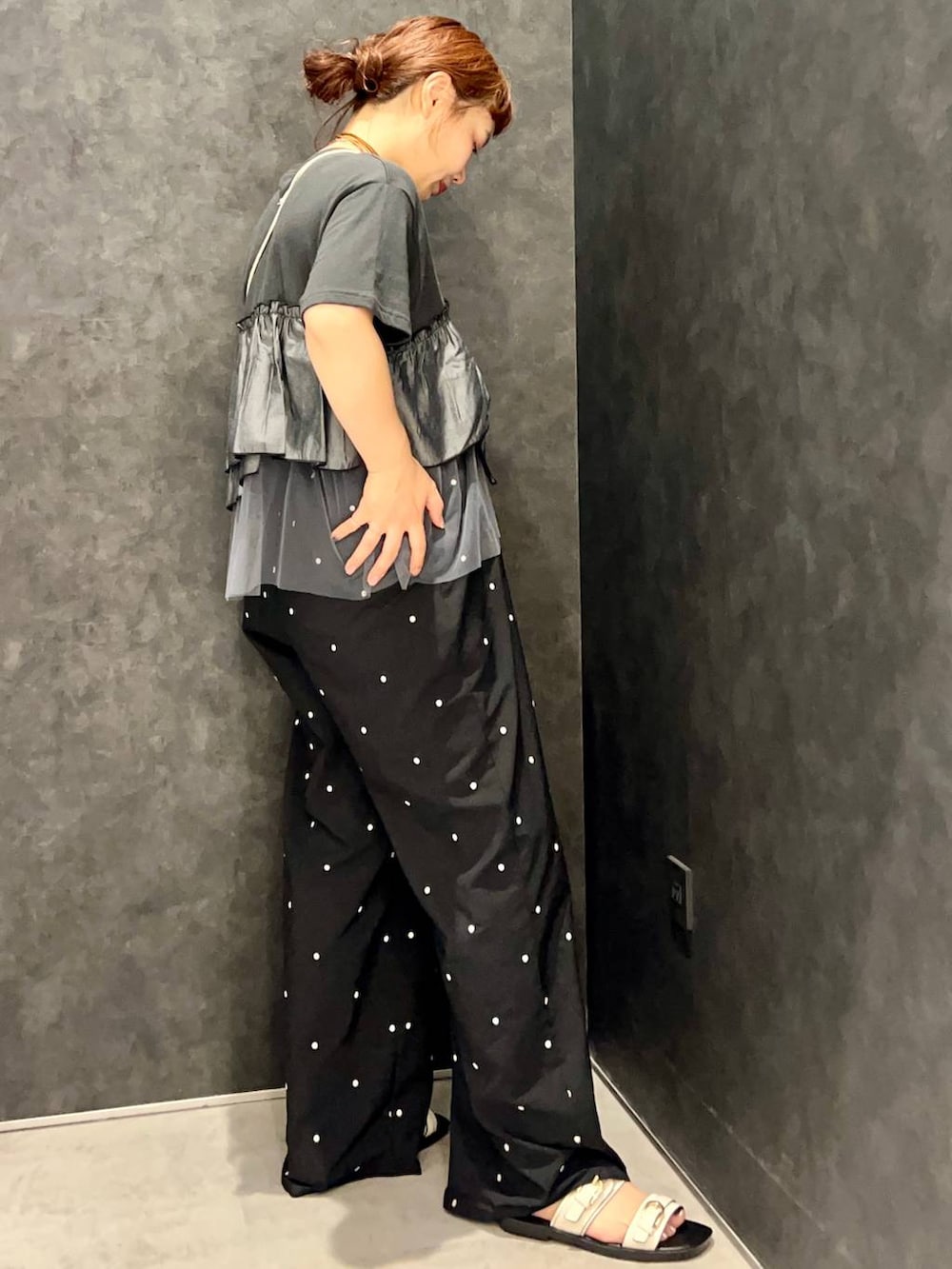 ブラック系のその他パンツ、グレー系のTシャツ/カットソー、ホワイト系のサンダルを着用したレディースの夏コーディネートの2枚目の写真