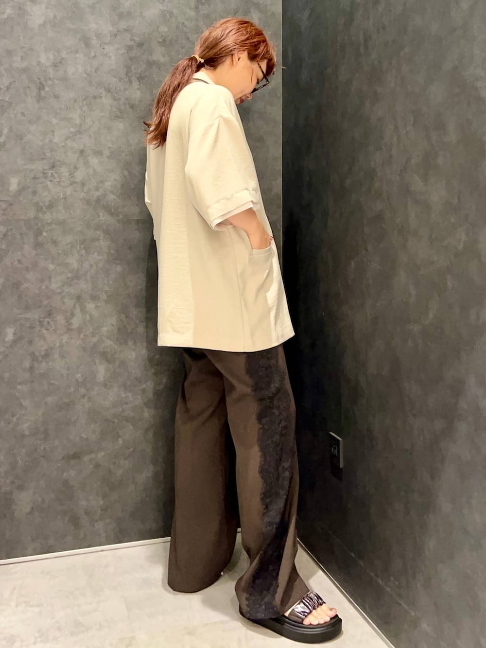 ブラウン系のその他パンツ、ブラック系のサンダル、ベージュ系のテーラードジャケットを着用したレディースの夏コーディネートの2枚目の写真