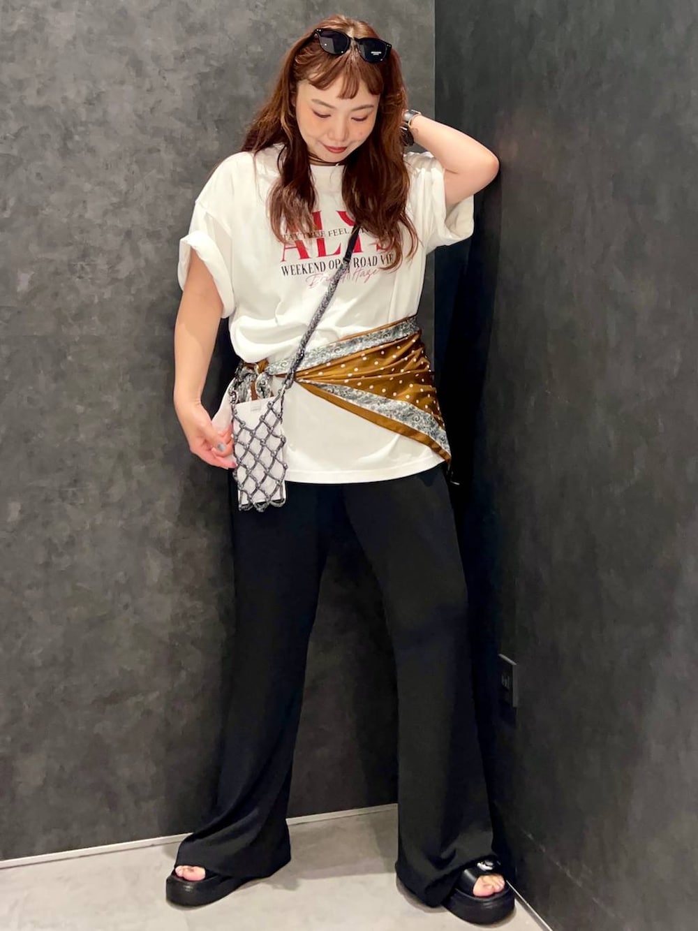 ホワイト系のTシャツ/カットソー、ブラック系のサンダル、ブラック系のその他パンツを着用したレディースの夏コーディネートの4枚目の写真