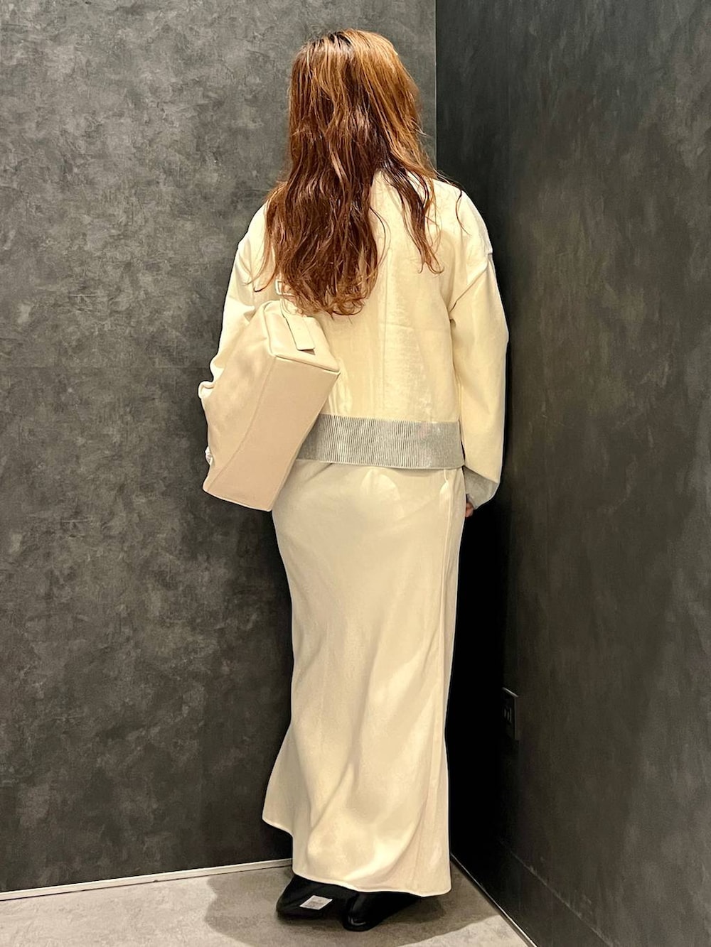 ホワイト系のスカート、ホワイト系のカーディガン/ボレロ、ブラック系のパンプスを着用したレディースの秋コーディネートの4枚目の写真