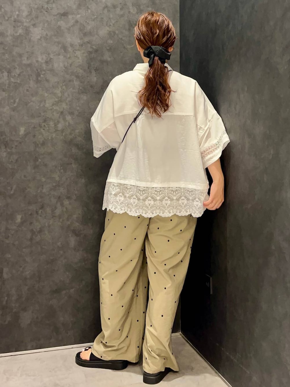 ブラック系のサンダル、ベージュ系のその他パンツ、ブラック系のショルダーバッグを着用したレディースの夏コーディネートの3枚目の写真