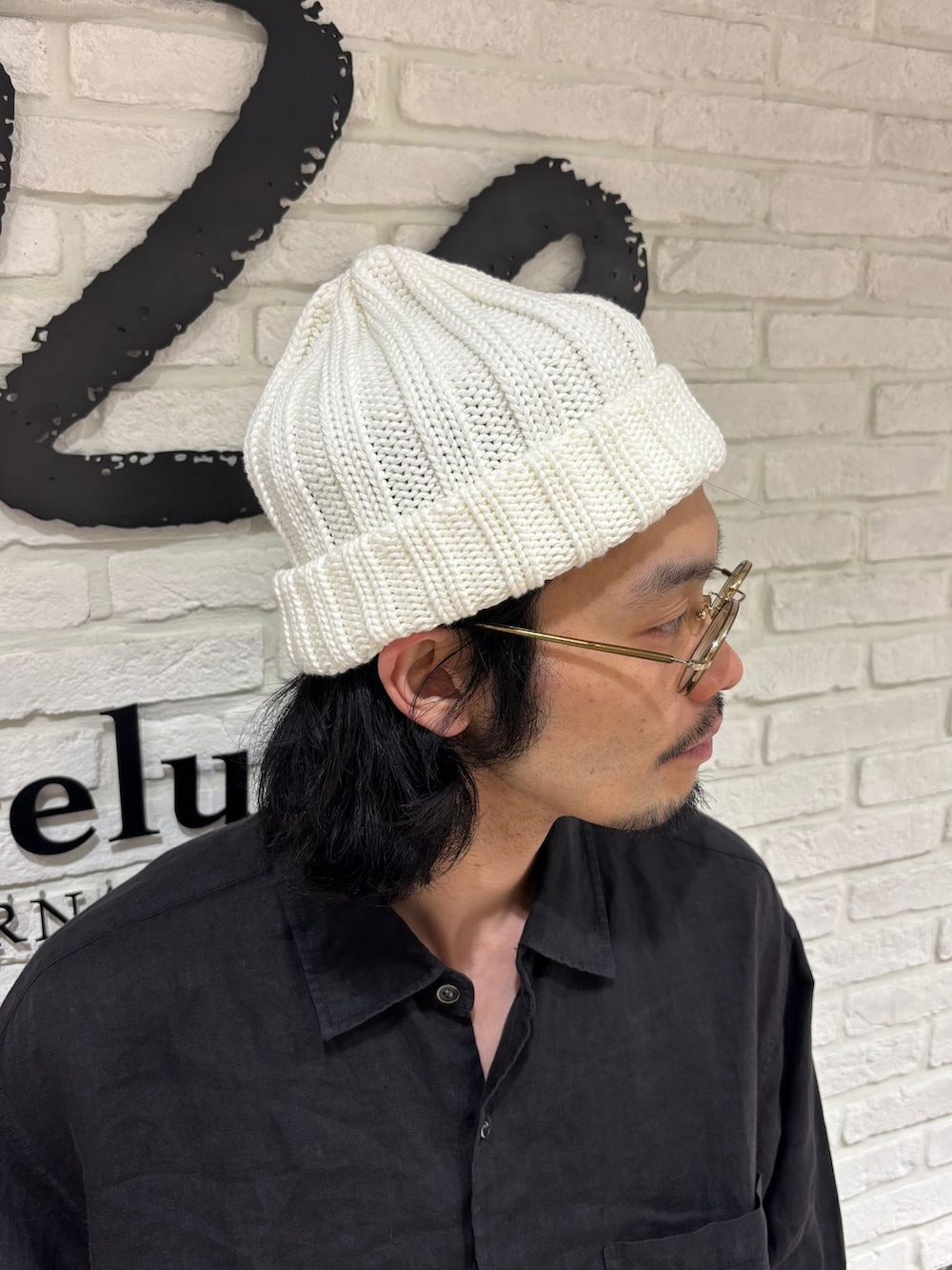 ブラウン系のその他パンツ、ブラック系のシャツ/ブラウス、ブルー系のスニーカーを着用したメンズの夏コーディネートの4枚目の写真