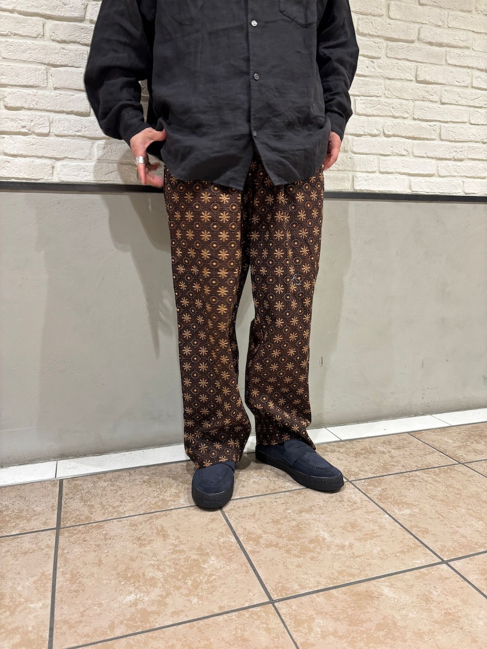 ブラウン系のその他パンツ、ブラック系のシャツ/ブラウス、ブルー系のスニーカーを着用したメンズの夏コーディネートの3枚目の写真