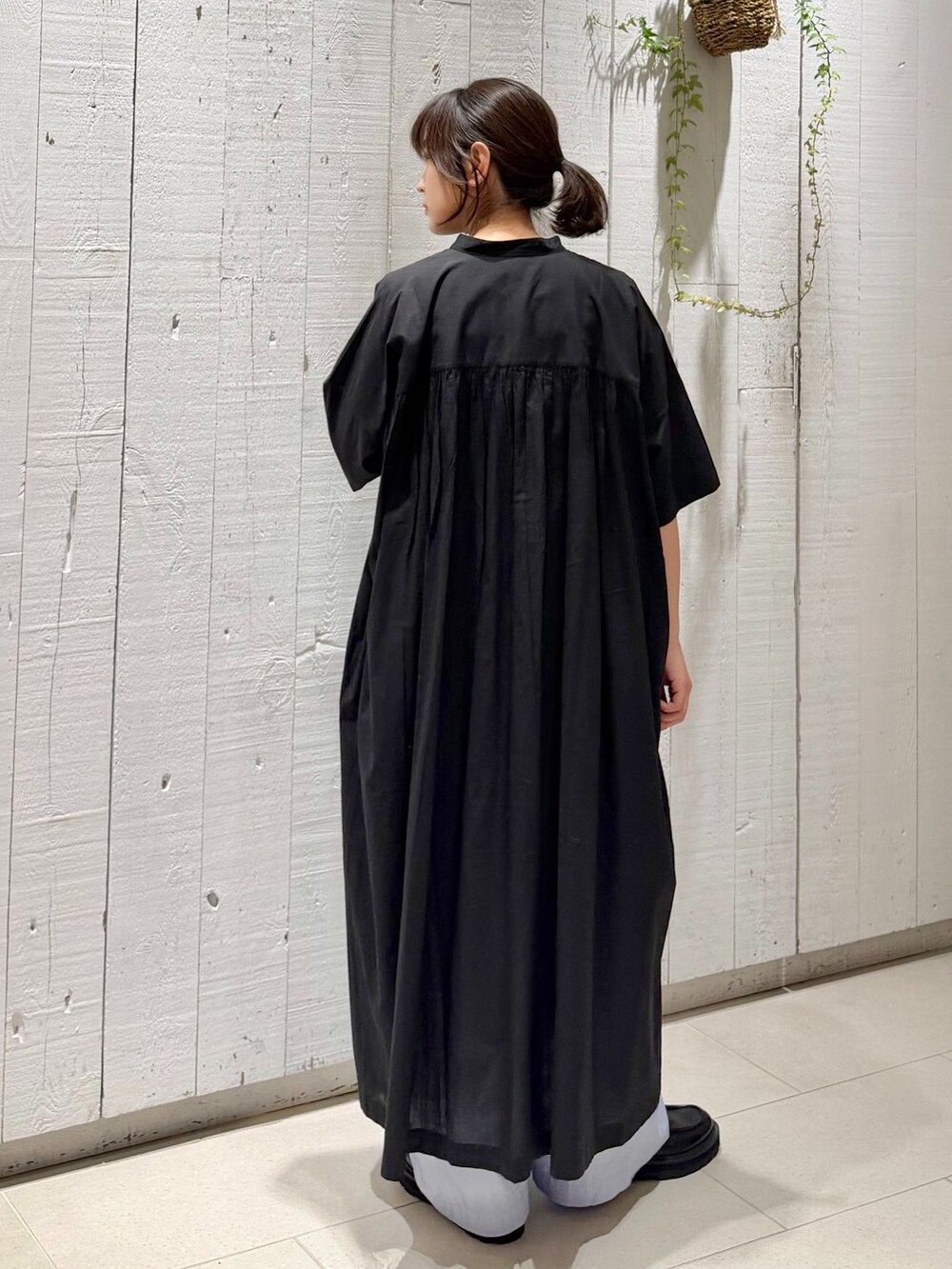 ブルー系のその他パンツ、ホワイト系のタンクトップを着用したレディースの夏コーディネートの3枚目の写真