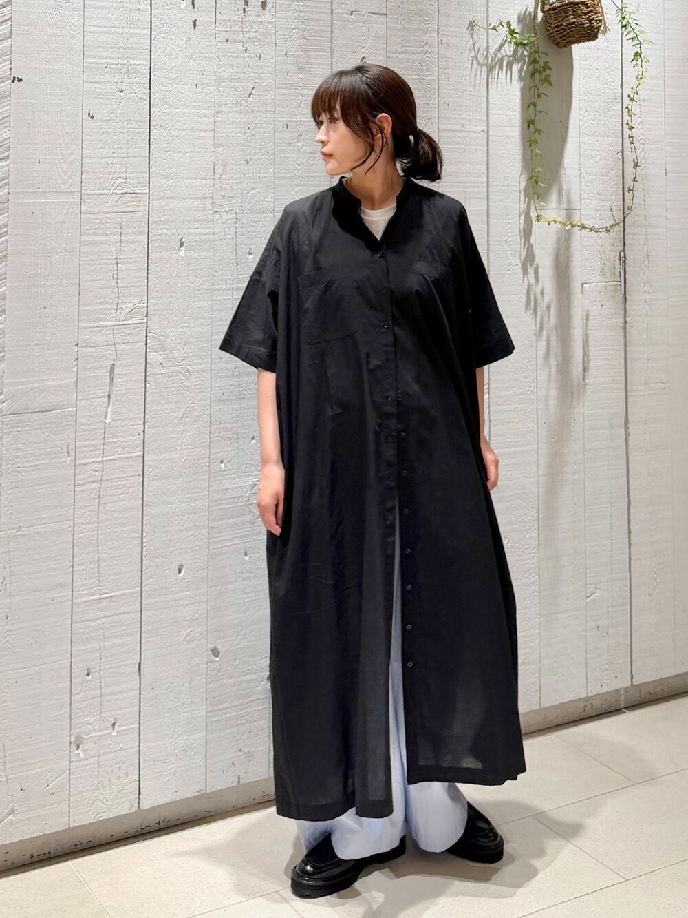ブルー系のその他パンツ、ホワイト系のタンクトップを着用したレディースの夏コーディネートの5枚目の写真