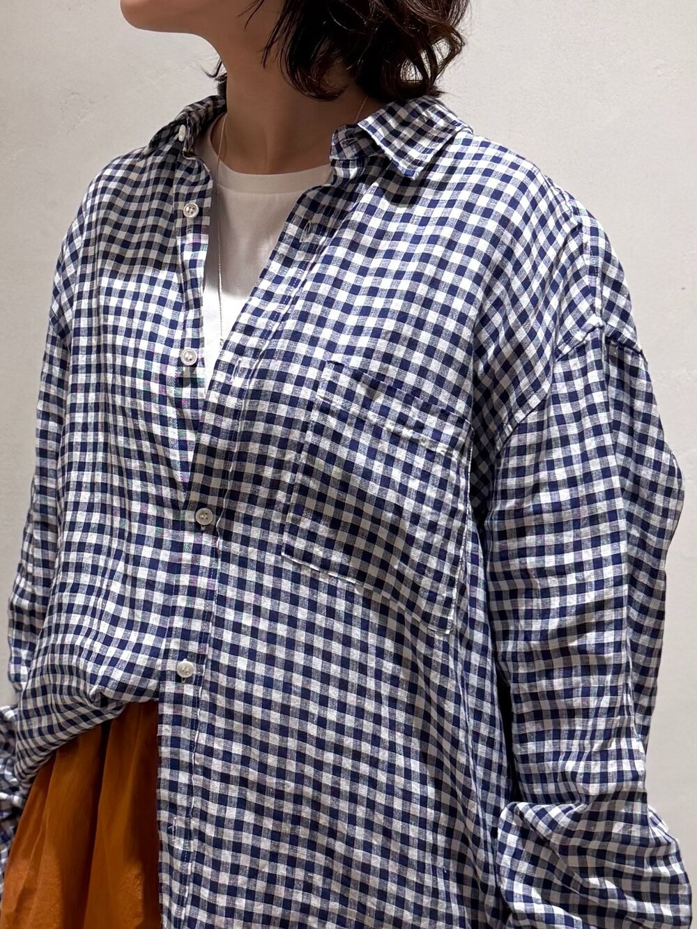レッド系のその他パンツ、ブルー系のシャツ/ブラウス、ホワイト系のタンクトップを着用したレディースの春コーディネートの4枚目の写真