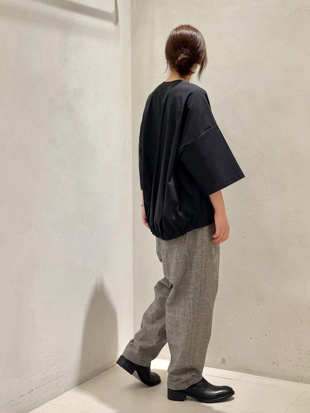 ブラック系のその他パンツ、ブラック系のシャツ/ブラウス、ブラック系のTシャツ/カットソーを着用したレディースの夏コーディネートの7枚目の写真