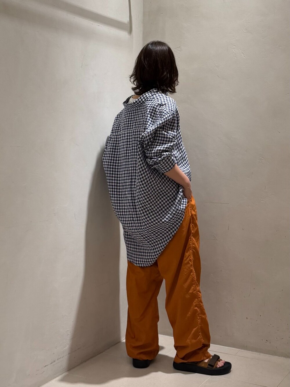 レッド系のその他パンツ、ブルー系のシャツ/ブラウス、ホワイト系のタンクトップを着用したレディースの春コーディネートの3枚目の写真