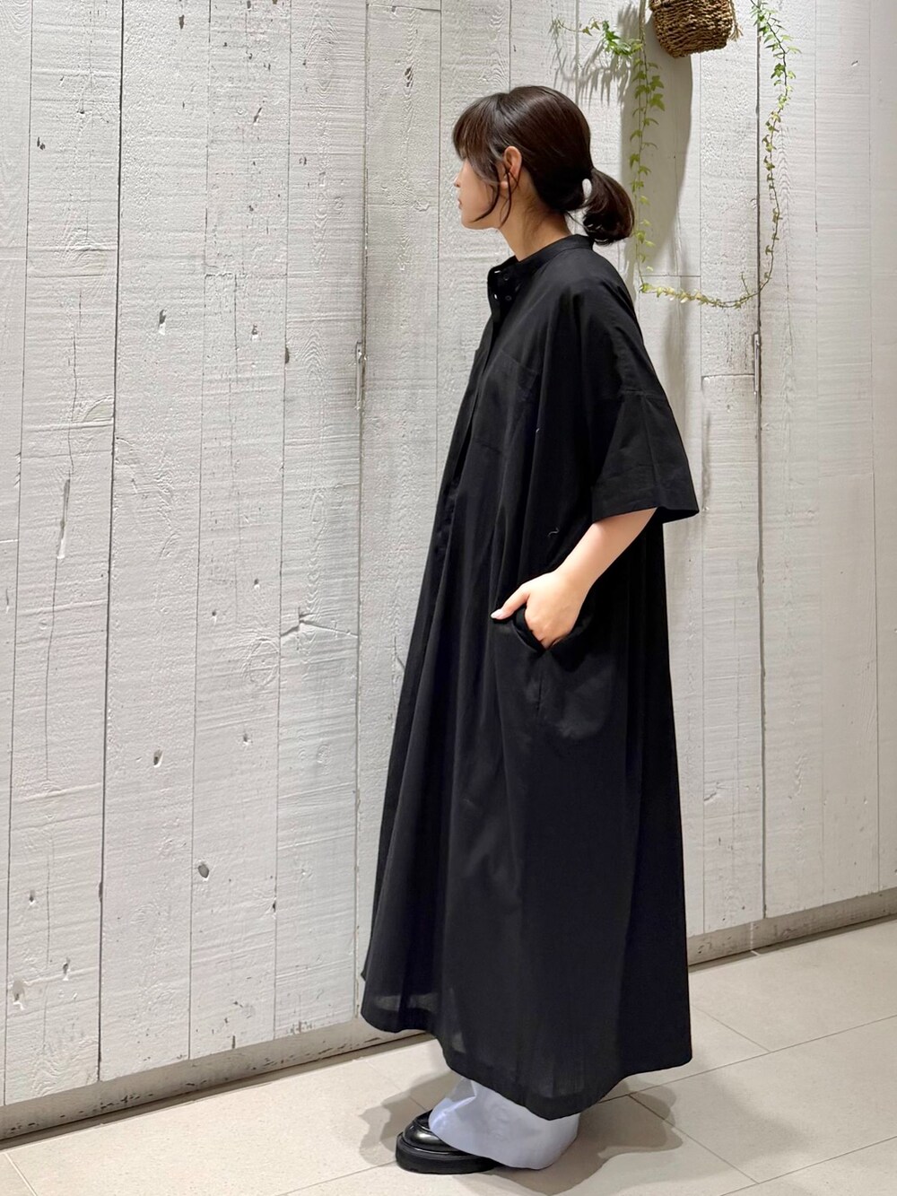 ブルー系のその他パンツ、ホワイト系のタンクトップを着用したレディースの夏コーディネートの2枚目の写真