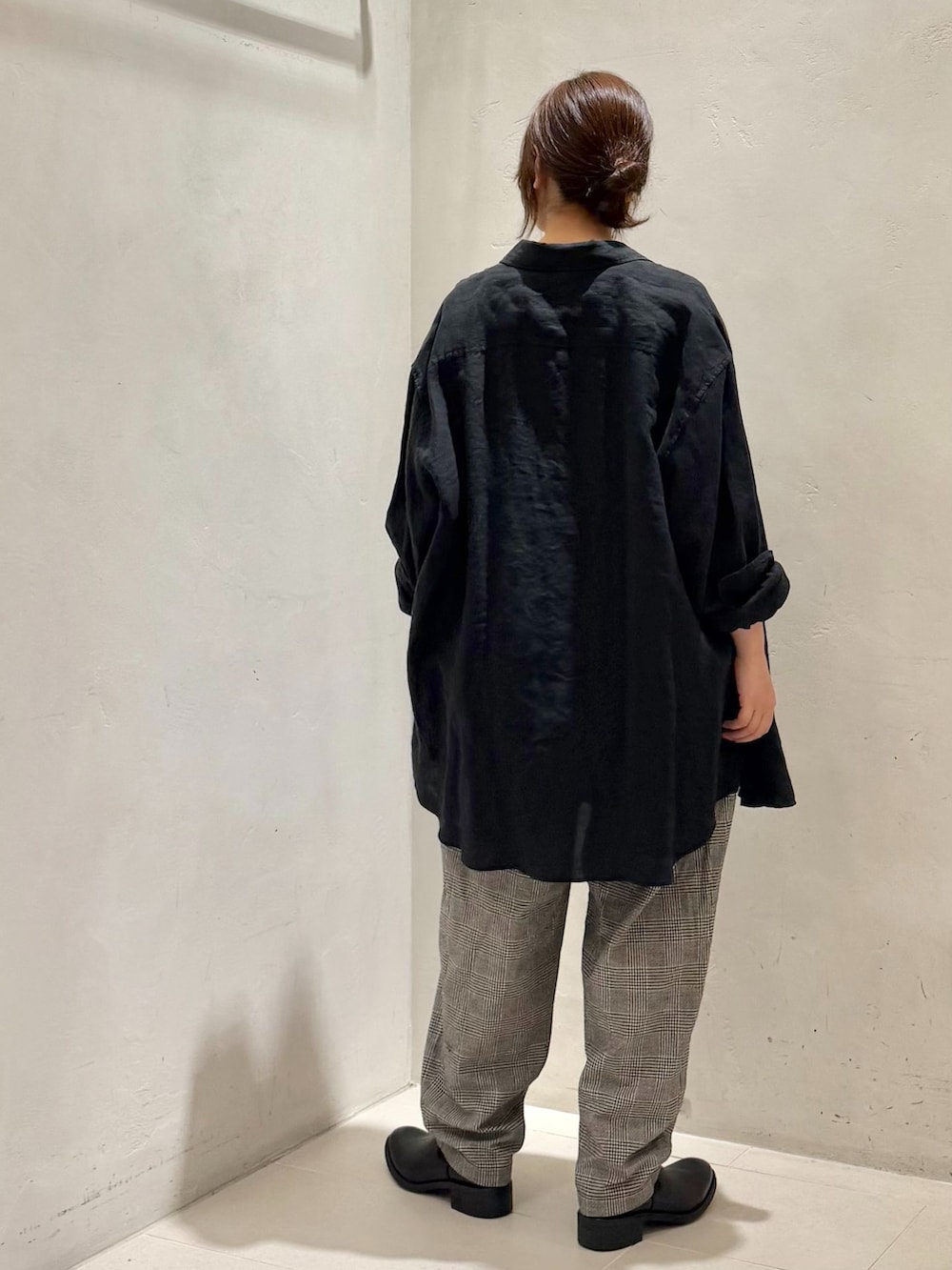 ブラック系のその他パンツ、ブラック系のシャツ/ブラウス、ブラック系のTシャツ/カットソーを着用したレディースの夏コーディネートの3枚目の写真