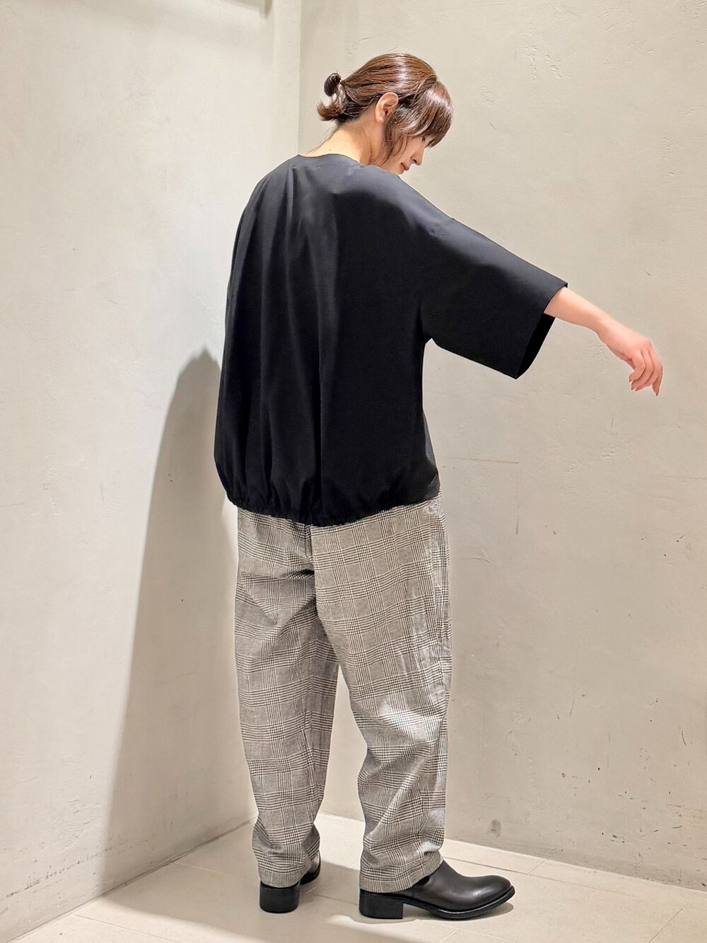 ブラック系のその他パンツ、ブラック系のシャツ/ブラウス、ブラック系のTシャツ/カットソーを着用したレディースの夏コーディネートの8枚目の写真