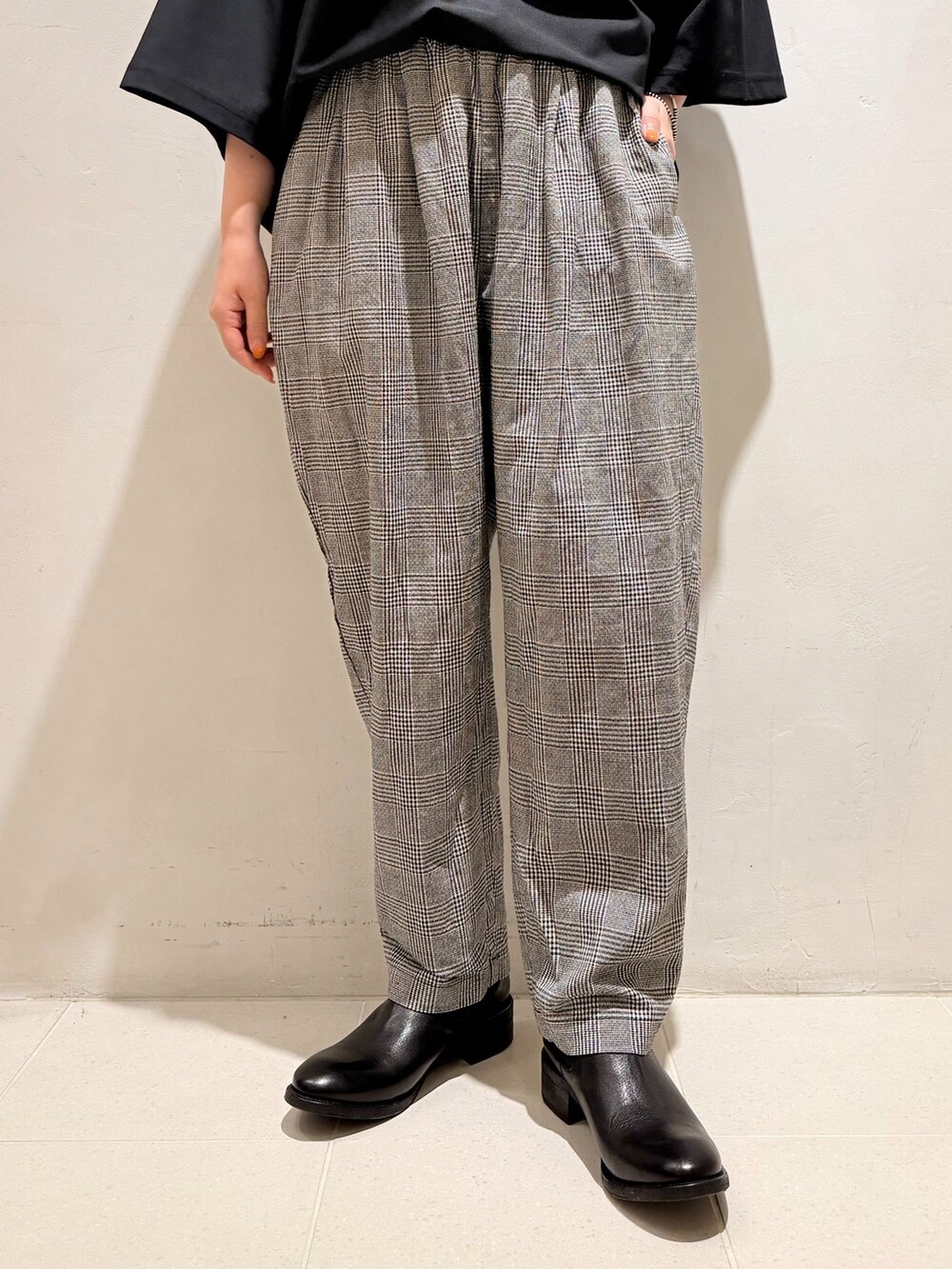 ブラック系のその他パンツ、ブラック系のシャツ/ブラウス、ブラック系のTシャツ/カットソーを着用したレディースの夏コーディネートの10枚目の写真