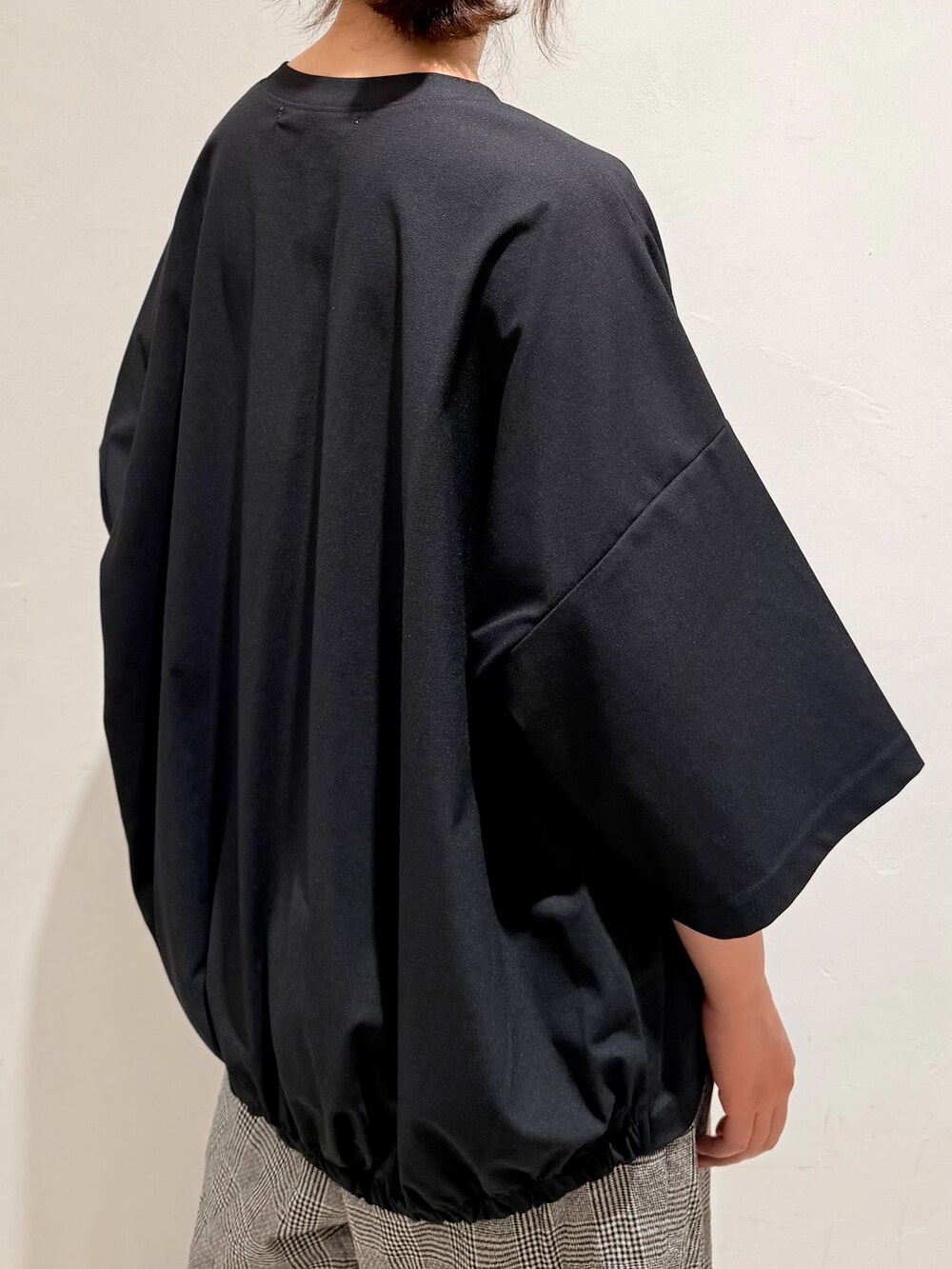 ブラック系のその他パンツ、ブラック系のシャツ/ブラウス、ブラック系のTシャツ/カットソーを着用したレディースの夏コーディネートの9枚目の写真
