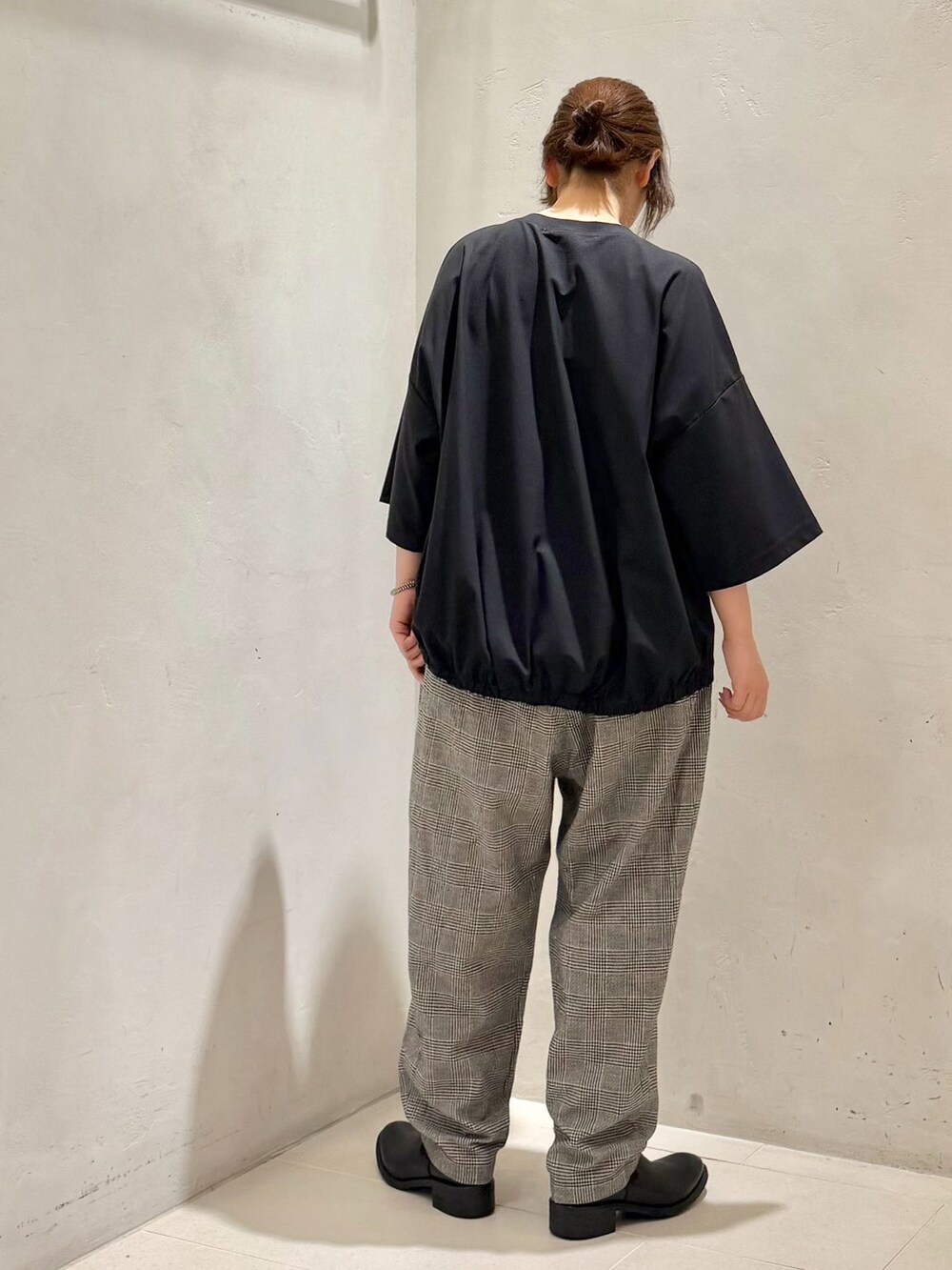 ブラック系のその他パンツ、ブラック系のシャツ/ブラウス、ブラック系のTシャツ/カットソーを着用したレディースの夏コーディネートの6枚目の写真