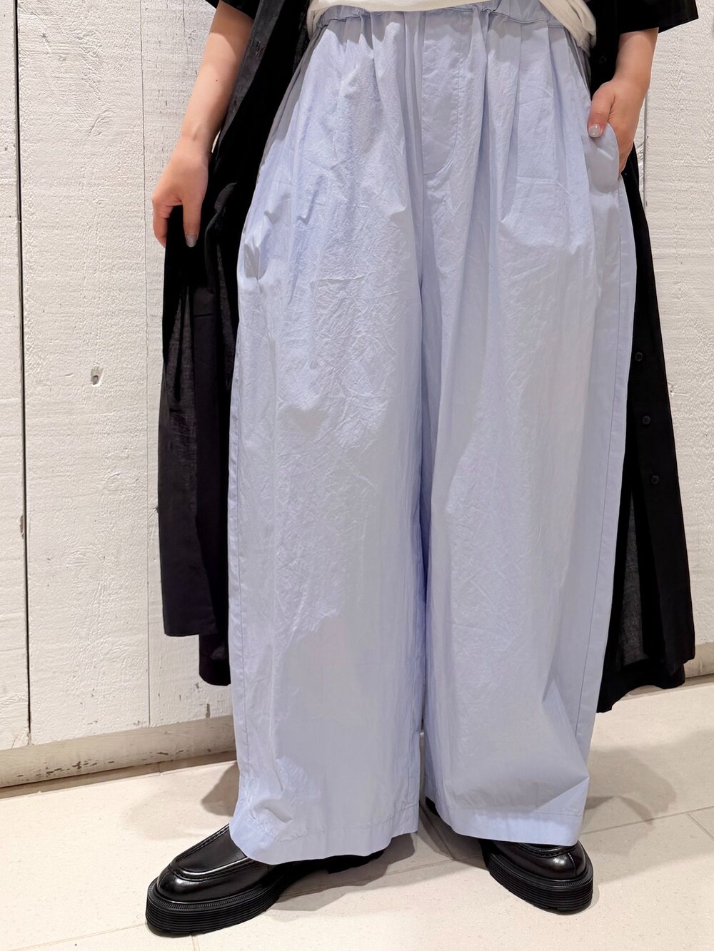ブルー系のその他パンツ、ホワイト系のタンクトップを着用したレディースの夏コーディネートの8枚目の写真