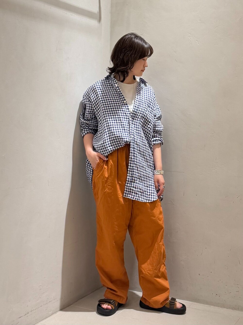 レッド系のその他パンツ、ブルー系のシャツ/ブラウス、ホワイト系のタンクトップを着用したレディースの春コーディネートの2枚目の写真