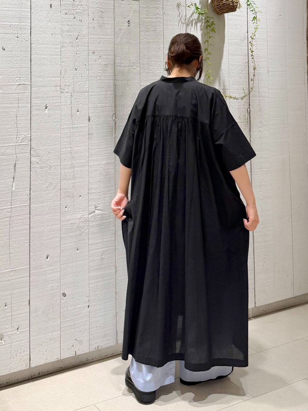 ブルー系のその他パンツ、ホワイト系のタンクトップを着用したレディースの夏コーディネートの6枚目の写真