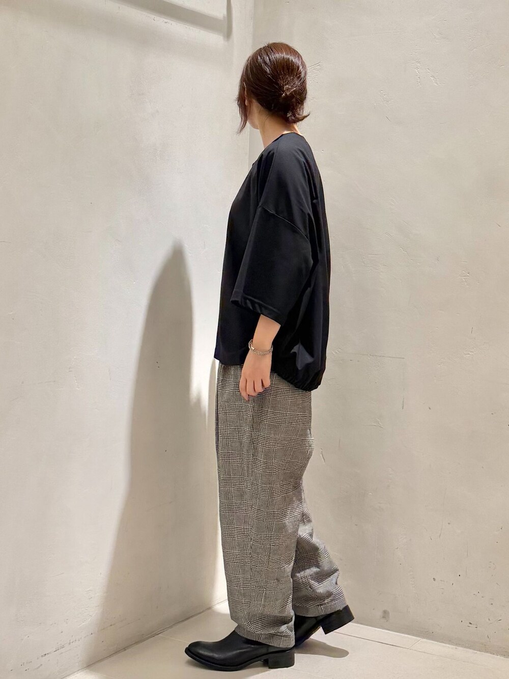 ブラック系のその他パンツ、ブラック系のシャツ/ブラウス、ブラック系のTシャツ/カットソーを着用したレディースの夏コーディネートの5枚目の写真