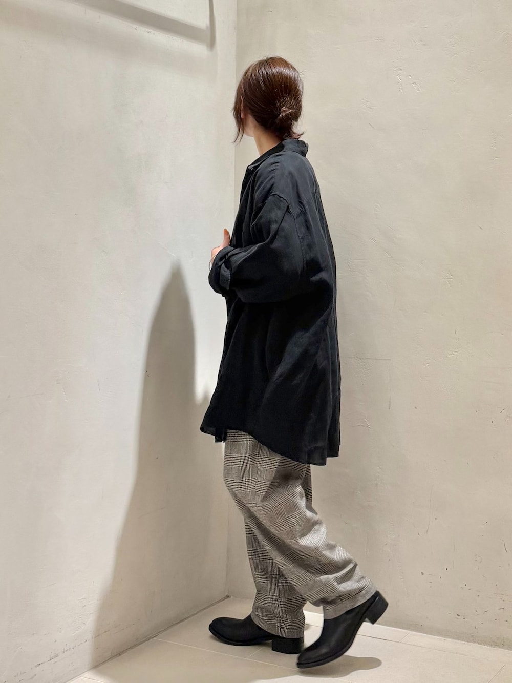ブラック系のその他パンツ、ブラック系のシャツ/ブラウス、ブラック系のTシャツ/カットソーを着用したレディースの夏コーディネートの2枚目の写真