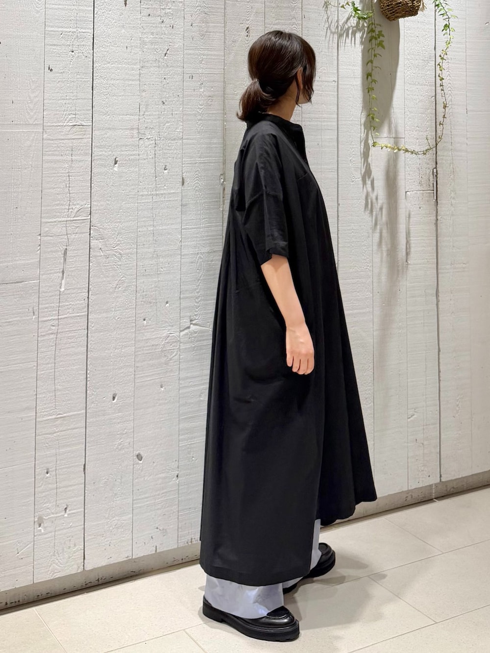 ブルー系のその他パンツ、ホワイト系のタンクトップを着用したレディースの夏コーディネートの4枚目の写真