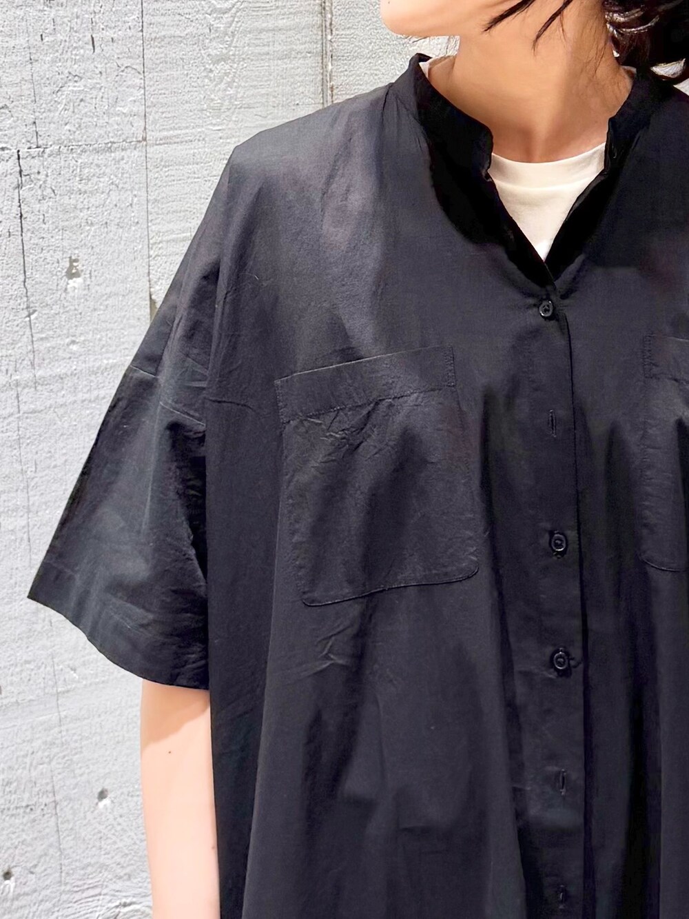 ブルー系のその他パンツ、ホワイト系のタンクトップを着用したレディースの夏コーディネートの7枚目の写真