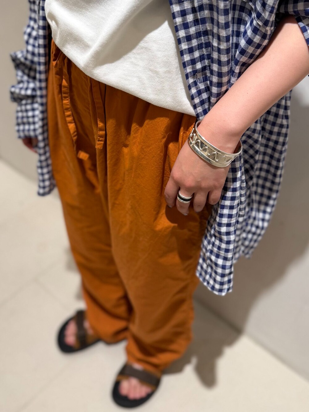 レッド系のその他パンツ、ブルー系のシャツ/ブラウス、ホワイト系のタンクトップを着用したレディースの春コーディネートの5枚目の写真