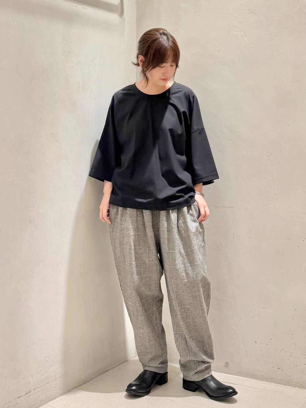 ブラック系のその他パンツ、ブラック系のシャツ/ブラウス、ブラック系のTシャツ/カットソーを着用したレディースの夏コーディネートの4枚目の写真