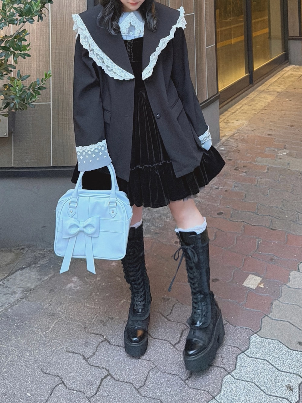 ブルー系のシャツ/ブラウス、ブラック系のワンピース、グレー系のスカートを着用したレディースの秋コーディネートの8枚目の写真