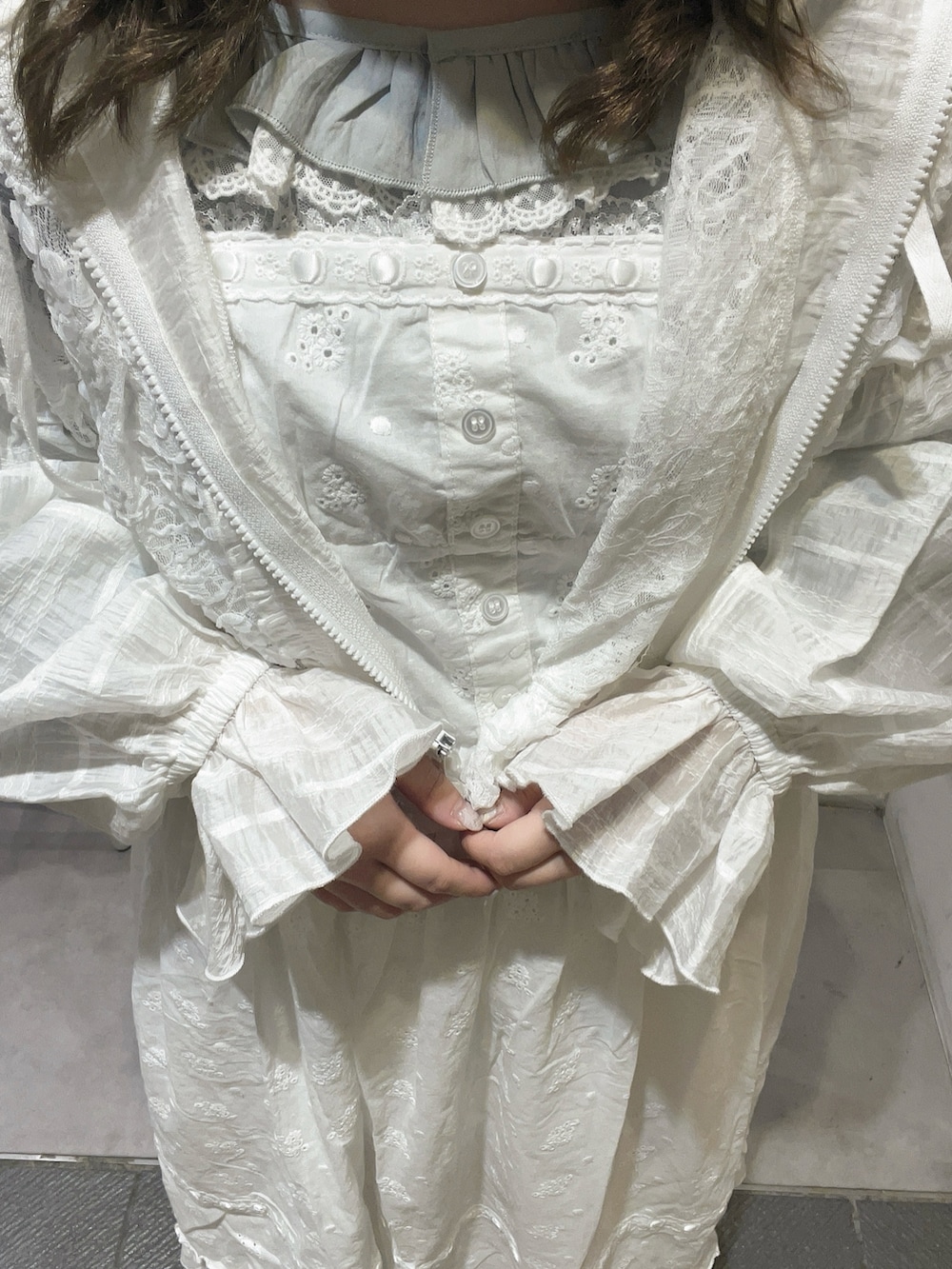 ホワイト系のバレエシューズ、ブルー系のシャツ/ブラウス、ホワイト系のワンピースを着用したレディースの春コーディネートの8枚目の写真