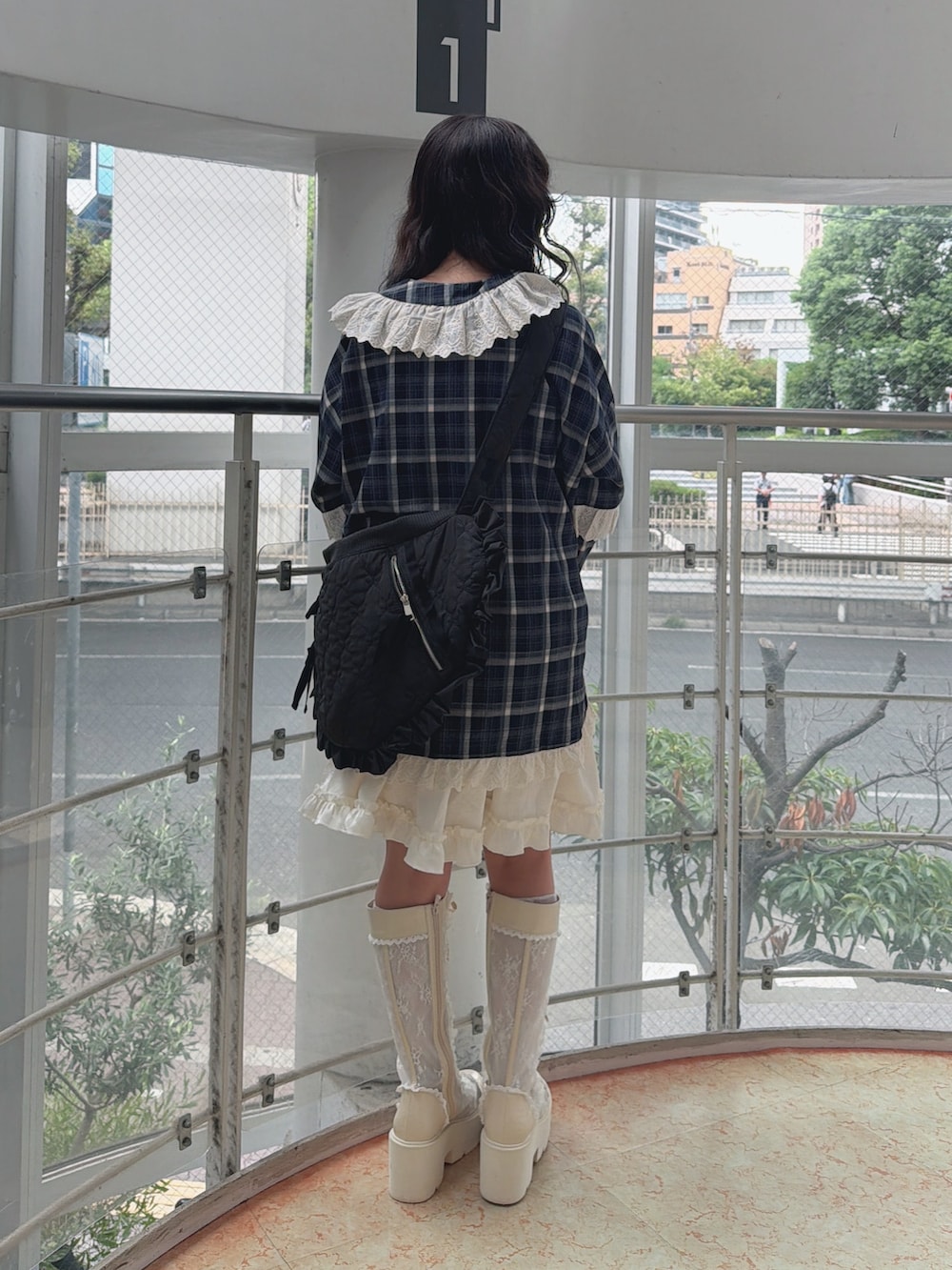 ブルー系のシャツ/ブラウス、ブラック系のショルダーバッグ、ホワイト系のワンピースを着用したレディースの秋コーディネートの2枚目の写真