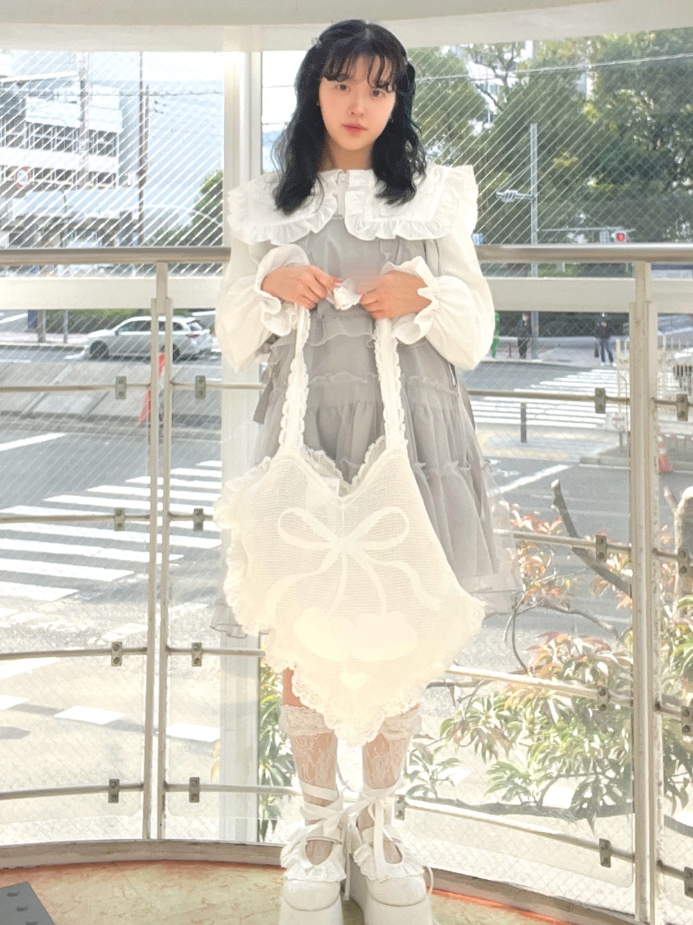 ブルー系のワンピース、ホワイト系のトートバッグ、ホワイト系のシャツ/ブラウスを着用したレディースの冬コーディネートの2枚目の写真