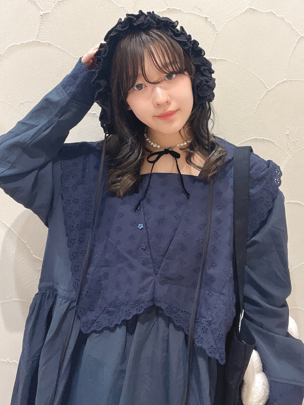 ブルー系のワンピース、ブラック系のトートバッグ、ブラック系のスニーカーを着用したレディースの春コーディネートの5枚目の写真