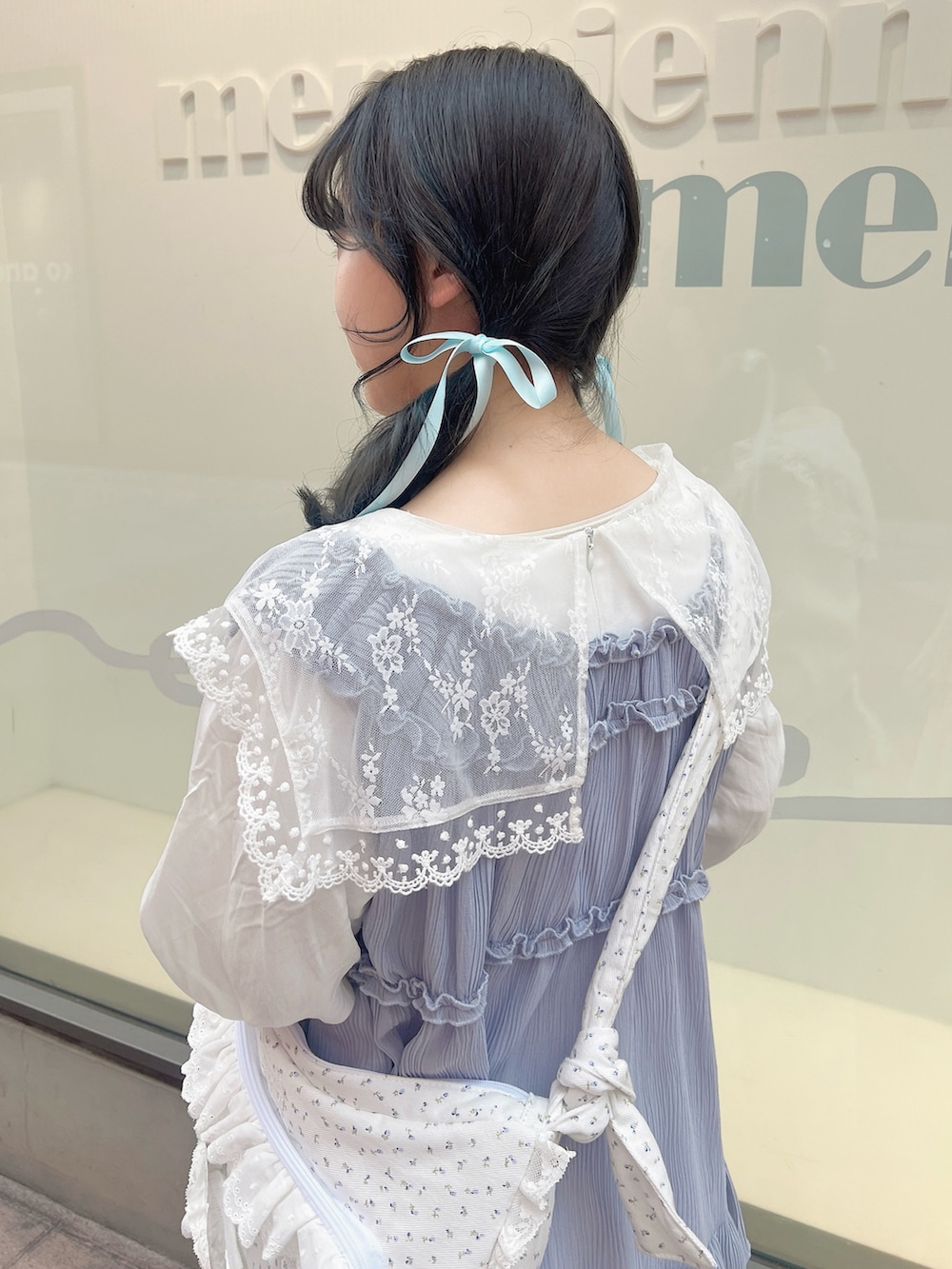 ブルー系のショルダーバッグ、ブラック系のバレエシューズ、ホワイト系のワンピースを着用したレディースの冬コーディネートの5枚目の写真