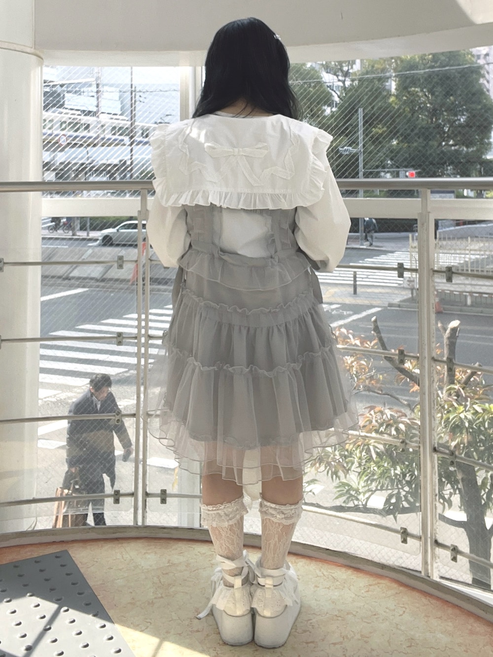 ブルー系のワンピース、ホワイト系のトートバッグ、ホワイト系のシャツ/ブラウスを着用したレディースの冬コーディネートの4枚目の写真