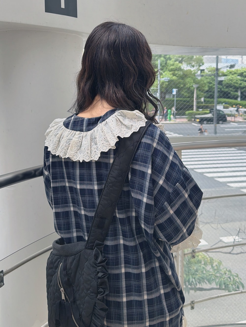 ブルー系のシャツ/ブラウス、ブラック系のショルダーバッグ、ホワイト系のワンピースを着用したレディースの秋コーディネートの4枚目の写真