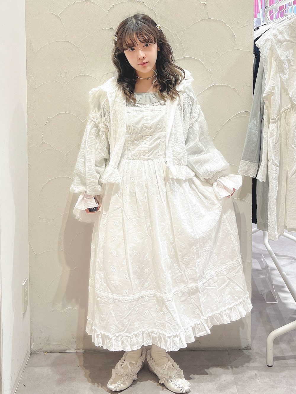 ホワイト系のバレエシューズ、ブルー系のシャツ/ブラウス、ホワイト系のワンピースを着用したレディースの春コーディネートの2枚目の写真