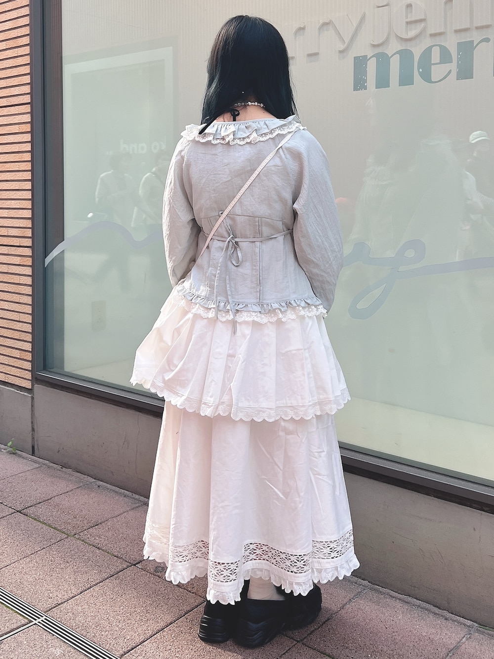 ホワイト系のショルダーバッグ、ブルー系のシャツ/ブラウス、ホワイト系のスカートを着用したレディースの春コーディネートの4枚目の写真