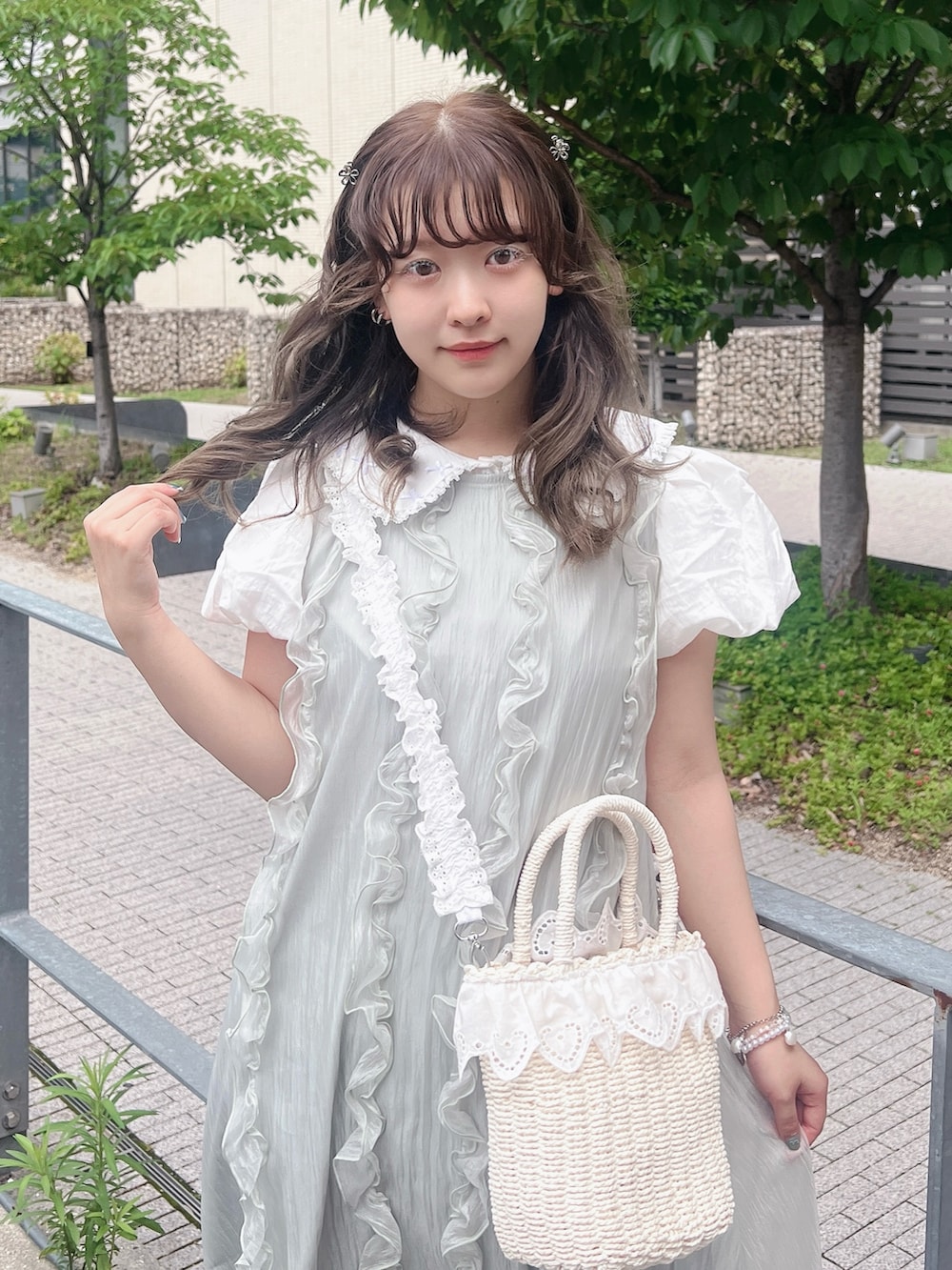 グリーン系のワンピース、ホワイト系のシャツ/ブラウス、ホワイト系のハンドバッグを着用したレディースの夏コーディネートの4枚目の写真