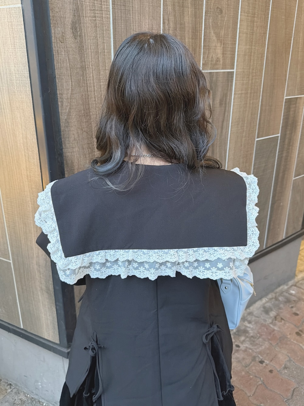 ブルー系のシャツ/ブラウス、ブラック系のワンピース、グレー系のスカートを着用したレディースの秋コーディネートの4枚目の写真