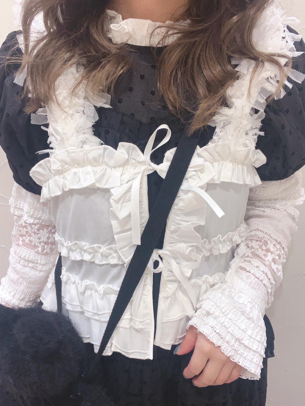 ブラック系のバレエシューズ、ホワイト系のTシャツ/カットソー、ホワイト系のキャミソールを着用したレディースの夏コーディネートの7枚目の写真