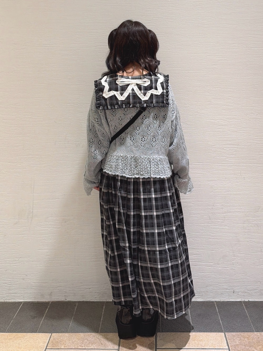 ブルー系のカーディガン/ボレロ、ブラック系のワンピース、ブラック系のショルダーバッグを着用したレディースの秋コーディネートの3枚目の写真